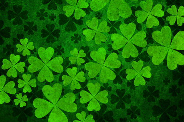 fundo verde do trevo de quatro folhas do grunge - four leaf clover fotos - fotografias e filmes do acervo