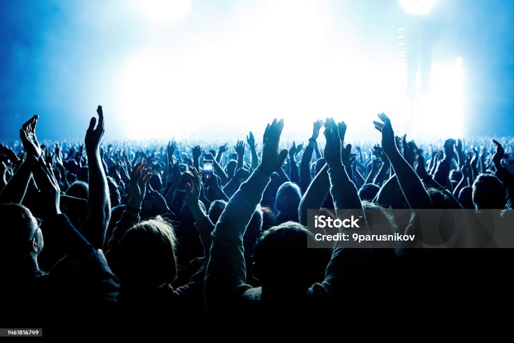 Một đám đông những người với cánh tay giơ lên trong một buổi hòa nhạc với một màn trình diễn ánh sáng tuyệt vời. Bóng đen - Trả phí Bản quyền Một lần Đám đông Bức ảnh sẵn có Một đám đông những người với cánh tay giơ lên trong một buổi hòa nhạc với một màn trình diễn ánh sáng tuyệt vời. Bóng đen - Trả phí Bản quyền Một lần Đám đông Bức ảnh sẵn có