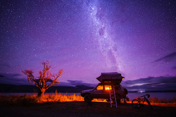 ciel majestueux la nuit, camping. - dramatic sky dusk night sustainable resources photos et images de collection