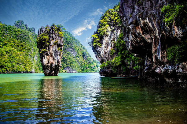 Landscape of Khao Sok National Park visiting James Bond Island Visiting James Bond Island in Southern Thailand kao sok national park stock pictures, royalty-free photos & images