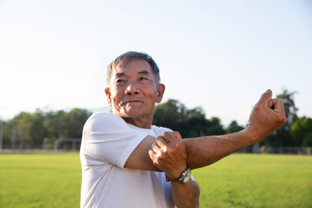 homem sênior está se exercitando no parque. - base equipamento desportivo - fotografias e filmes do acervo