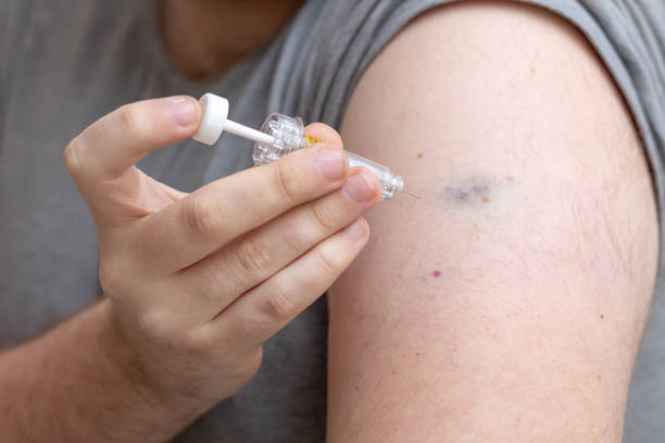 istock Obese young man applying anticoaculant injection 1461899765