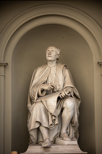 Estatua de Filippo Brunelleschi, Florencia Italia photo