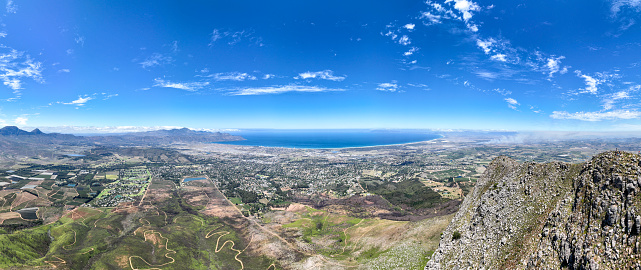 Somerset West and Strand lie beneath the large Cape Mountains. The Helderberg mountain is a hikers paradise in the Western Cape, situated in the heart of Somerset West.