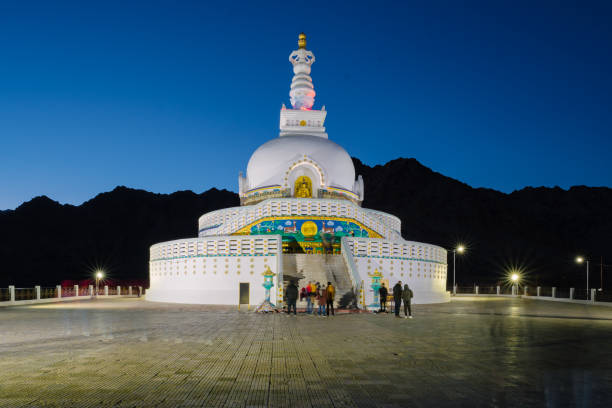 stupa shanti o zmierzchu w leh ladakh, indie - tibet monk architecture india zdjęcia i obrazy z banku zdjęć