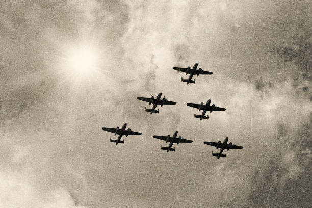 ww2 mitchell b-25 средние бомбардировщики летают в v-образном строю - air raid стоковые фото и изображения