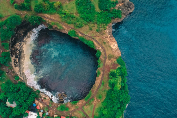 istock Emerald water on the Broken beach, Nusa Penida, Bali 1461961487