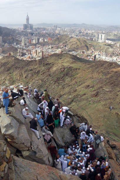 jabal al-nour, hira cave, the place where the angel gabriel landed on the prophet muhammad - sao gabriel tower imagens e fotografias de stock