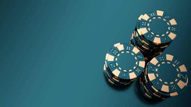 роскошные синие и золотые покерные фишки - 3d иллюстрация - gambling chip green stack gambling стоковые фото и изображения