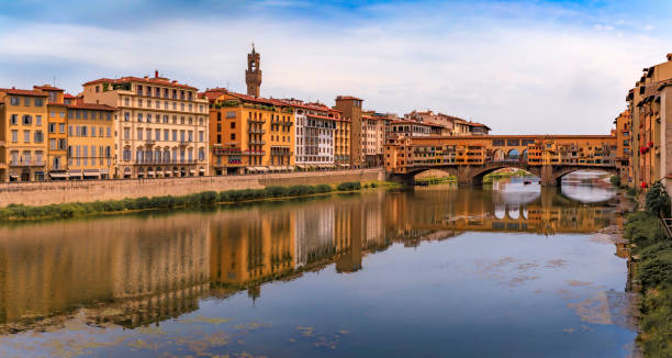 イタリア、フィレンツェのチェントロストーリコにある有名なヴェッキオ橋のある街並み - palazzo vecchio piazza della signoria florence italy italy ストックフォトと画像