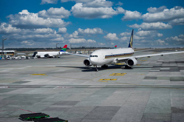 南アフリカの空港、滑走路での飛行機タクシー - airport runway airplane commercial airplane ストックフォトと画像
