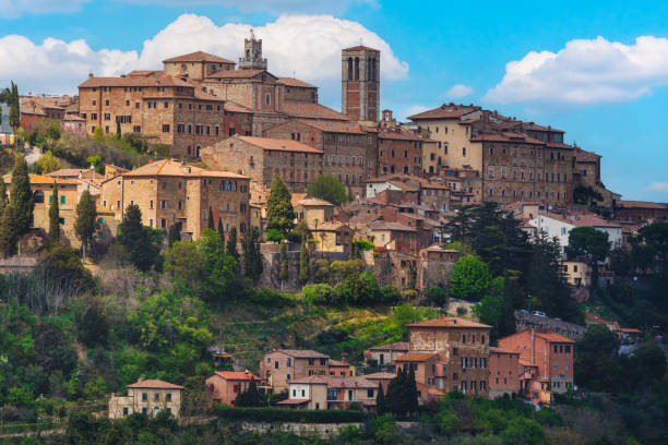 montepulciano town skyline. tuscany, italy - montepulciano imagens e fotografias de stock