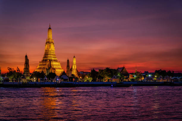 The Buddhist Temple Wat Arun in Bangkok during dusk The Buddhist Temple Wat Arun during dusk, one of the most popular and beautiful tourist attractions of Bangkok, Thailand wat arun stock pictures, royalty-free photos & images