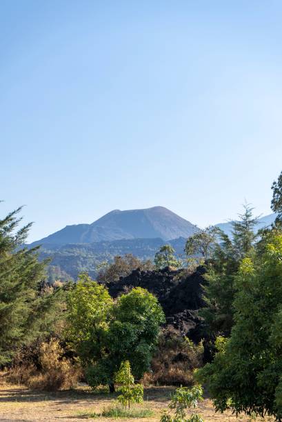 vue panoramique du volcan paricutin dans le michoaca par une journée ensoleillée, mexique - uruapan photos et images de collection