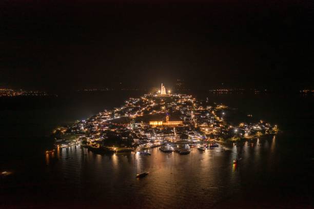 ujęcie lotnicze wyspy janitzio w nocy na jeziorze patzcuaro w stanie michoacan w meksyku. - michoacan state zdjęcia i obrazy z banku zdjęć