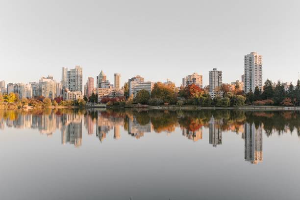 schöne aussicht auf die innenstadt von vancouver, die sich bei sonnenuntergang auf dem wasser spiegelt, bc, kanada - vancouver skyline city urban scene stock-fotos und bilder