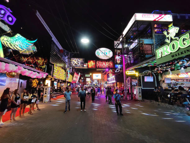 strada pedonale, pattaya, tailandia - prostitution night horizontal outdoors foto e immagini stock