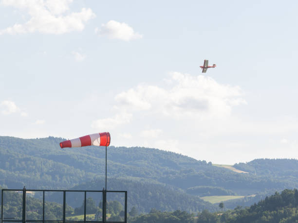 аэродром аэропорта ветряных носков самолета - weather vane wind weather direction стоковые фото и изображения