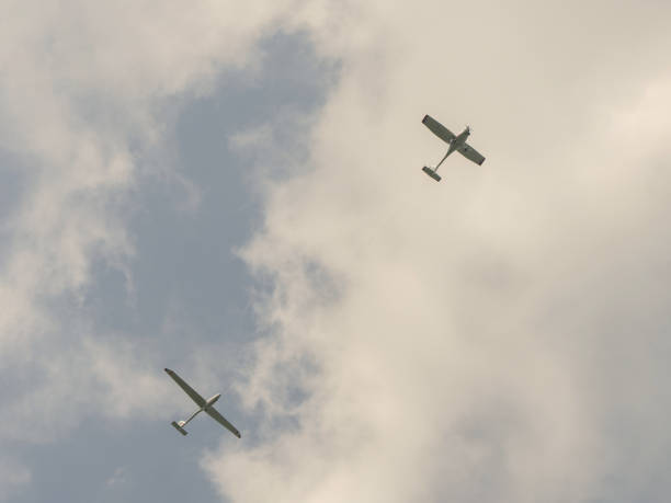 petit avion privé à hélice tirant un avion planeur dans le ciel - pilot cockpit airplane training photos et images de collection