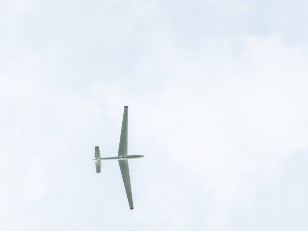 petit avion planeur privé dans le ciel - pilot cockpit airplane training photos et images de collection