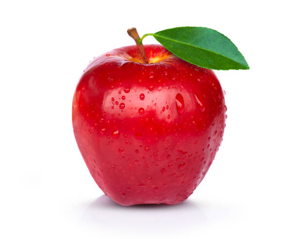 manzana roja con gotas de agua y hoja, aislada sobre blanco - drop red delicious apple apple fruit fotografías e imágenes de stock