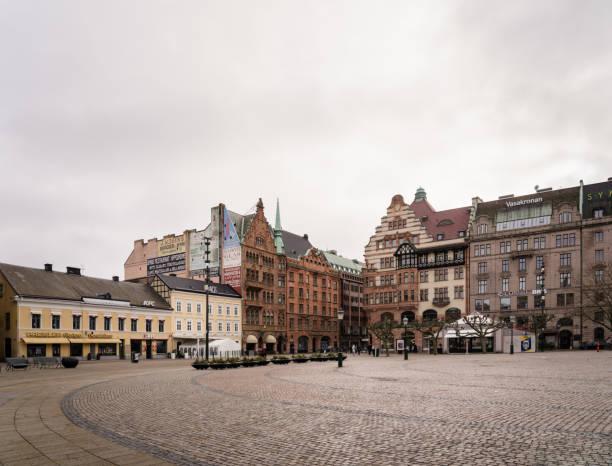 la gran plaza es una plaza pública en el corazón de malmö, suecia. - stockholm market europe sweden fotografías e imágenes de stock