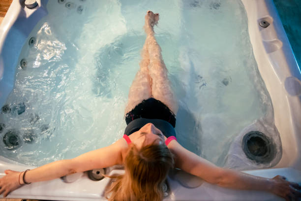 femme se relaxant dans le bain à remous - hidromassage inside of wet luxury photos et images de collection
