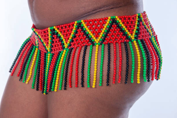 african woman beads zulu skirt used in traditional dancing - zulu african descent africa dancing imagens e fotografias de stock