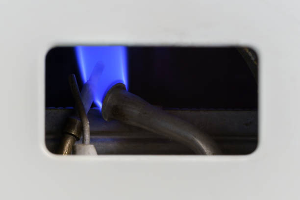 piloto acende automático dentro de um aquecedor de água quente com chamas - flame natural gas boiler burner - fotografias e filmes do acervo