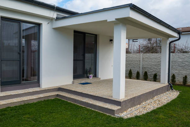 portico terrazza in una nuova casa bungalow. porta magnetica per zanzariera - screen door door porch house foto e immagini stock