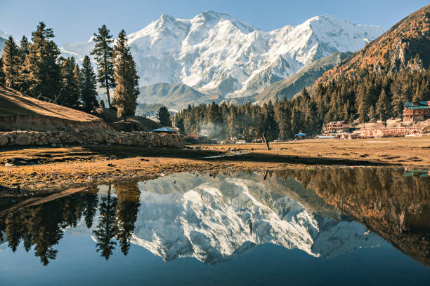 パキスタンの湖に映るナンガパルバット山 - ヒマラヤ山脈 ストックフォトと画像