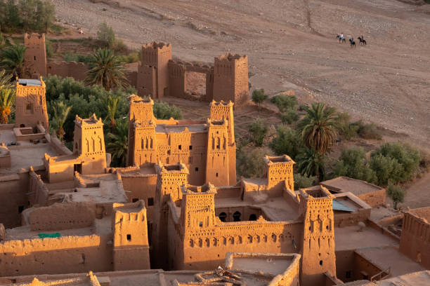 деревня айт бен хадду во время заката, атласские горы, марокко - morocco landscape mountain mountain range стоковые фото и изображения