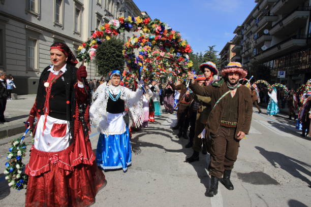 karnevalstänze unter blumenbögen - women masquerade mask mardi gras front view stock-fotos und bilder