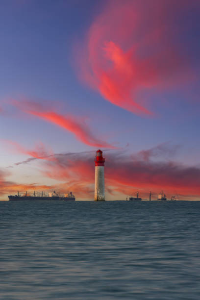 chauvea leuchtturm bei ile de re mit schiffen nach la rochelle, pays de la loire, frankreich - ile de re stock-fotos und bilder