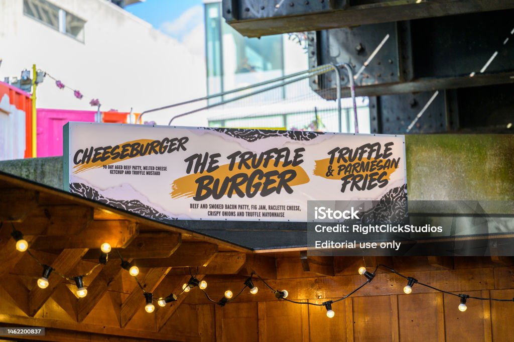 Señal Para Hamburguesas Sobre La Cabaña De Comida Rápida Para Llevar En South Bank Foto de stock y más banco de imágenes de Alimento - iStock Señal Para Hamburguesas Sobre La Cabaña De Comida Rápida Para Llevar En South Bank Foto de stock y más banco de imágenes de Alimento - iStock