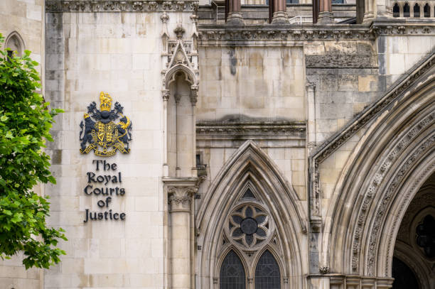 wappen und schild an der seite des gebäudes der königlichen gerichtshöfe - royal courts of justice stock-fotos und bilder