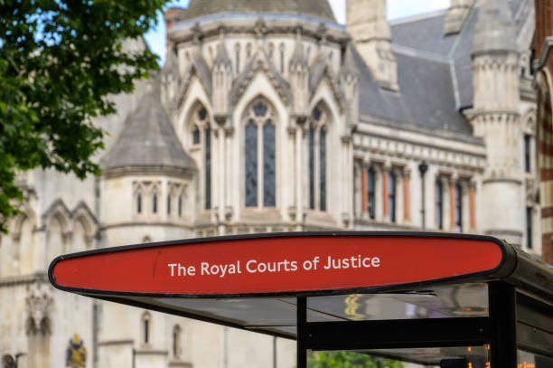 bushaltestellenschild des königlichen gerichtshofs - royal courts of justice stock-fotos und bilder