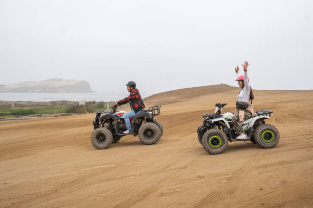 друзья на бесплатной поездке на квадроциклах - car beach peru adventure стоковые фото и изображения