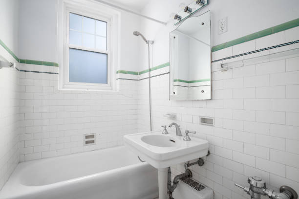 흰색과 녹색 타일 벽이 있는 욕실입니다. - sink bathroom pedestal tile 뉴스 사진 이미지