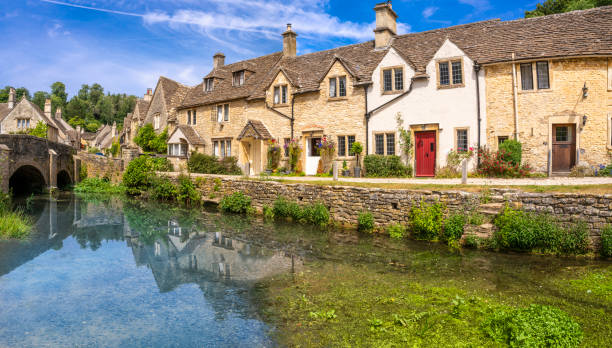 castle combe village e by brook river, wiltshire na inglaterra cotswolds uk - castle combe - fotografias e filmes do acervo