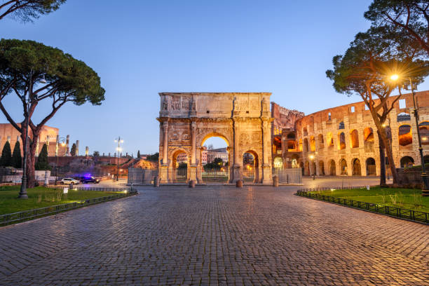 rome, italy at the arch of constantine and the colosseum - rome coliseum night famous place imagens e fotografias de stock