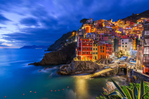 riomaggiore (cinque terre), in italien - european culture riomaggiore europe night stock-fotos und bilder