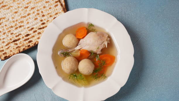 caldo de pollo judío con kneidlach (bolas hechas con harina de matzá). sopa de bolas de matzá - matzo soup passover judaism fotografías e imágenes de stock