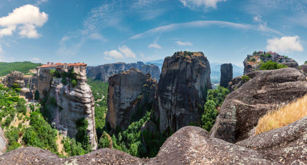 estate meteora - importante complesso di monasteri religiosi del cristianesimo roccioso in grecia. panorama. - kalambaka foto e immagini stock