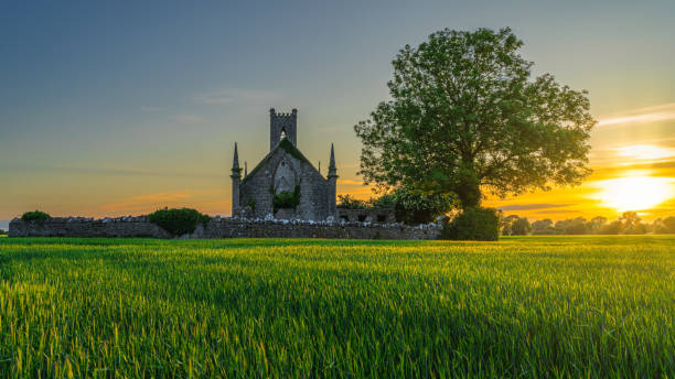 antiguas ruinas de la iglesia de ballinafagh con una espectacular puesta de sol, irlanda - republic of ireland irish culture old ancient fotografías e imágenes de stock