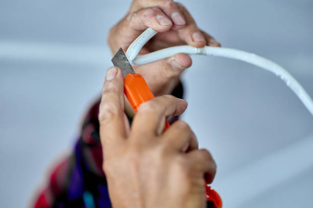 istock Stripping electrical wiring with utility knife that has breakable blade. 1462309433