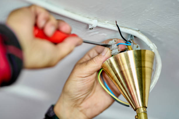 istock Using an electrical connection block when repairing home wiring. 1462309901