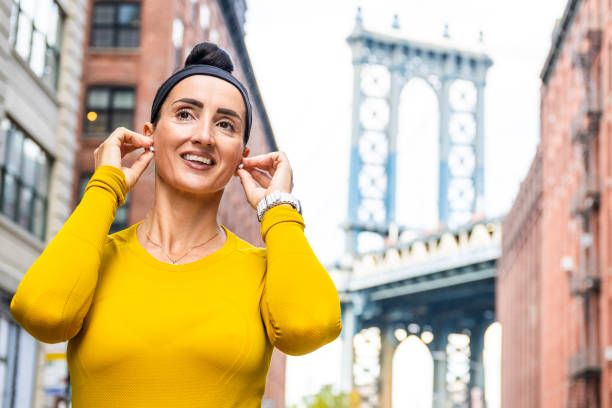 fitness lifestyle of a beautiful woman in dumbo brooklyn - east river audio imagens e fotografias de stock