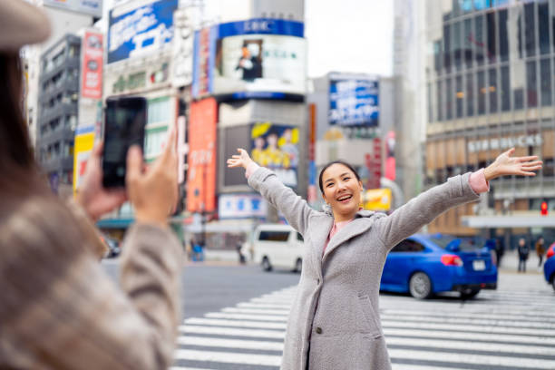 amigas asiáticas usando fotografia de telefone celular juntas no distrito de shibuya, cidade de tóquio, japão. - rush hour commuter on the phone tokyo prefecture - fotografias e filmes do acervo