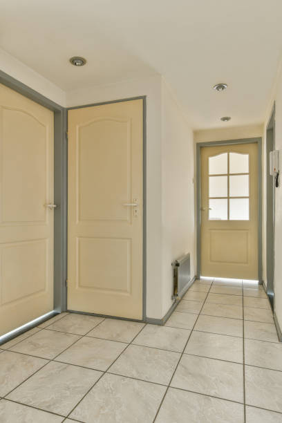 istock Narrow corridor with doors and lamp 1462384788